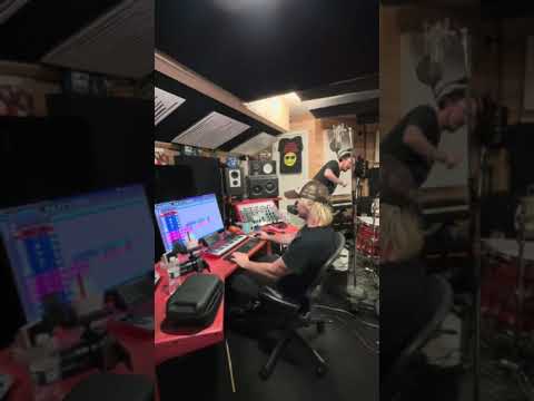 No lip syncing here. Just raw screams.